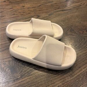 Joomra Women's Cream Slide Sandals